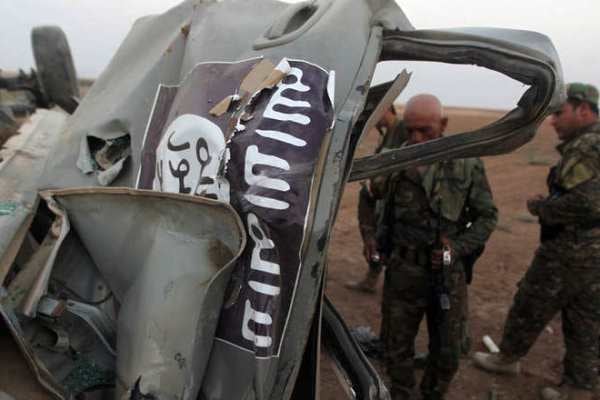قوات البشمركة عند حافلة مدمرة لتنظيم داعش