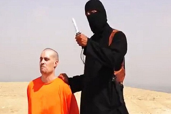 ارهابي داعش قبيل لحظات من ذبح فولي 