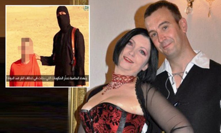 صورة مجمعة للرهينة هينز وزوجته وفي المربع ارهابي داعش يهدد بقتله 
