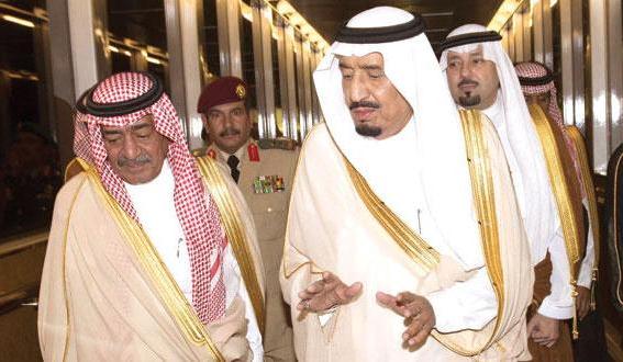 الأمير مقرن بن عبدالعزيز مستقبلًا الأمير سلمان بعد عودته إلى جدة