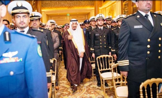 الأمير سلمان أثناء دخوله قاعة اللقاء 