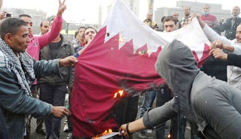 ليبيون غاضبون يحرقون علم قطر خلال احتجاجات سابقة 