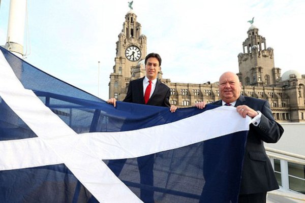 زعيم حزب العمال مع علم اسكوتلندا أمام مجلس العموم 