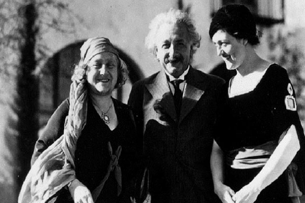 وصورة لها مع اينشتاين