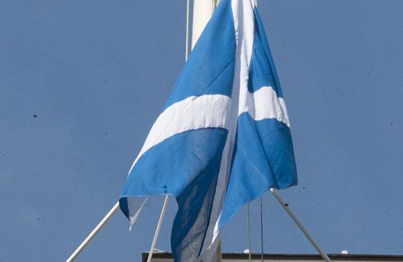 علم اسكوتلندا يرفع على مقر الحكومة البريطانية 