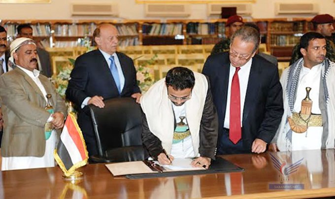 جانب من توقيع الاتفاق في صنعاء مساء الأحد