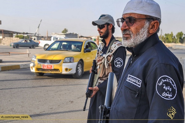 عنصران من الشرطة الاسلامية في احد شوارع الموصل