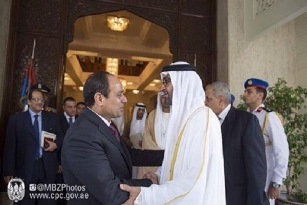  الرئيس السيسي يودع الشيخ محمد بن زايد أمام بوابة قصر الاتحادية بالقاهرة