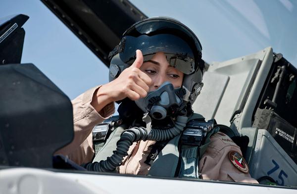 الرائد الطيار الإماراتية مريم المنصوري 
