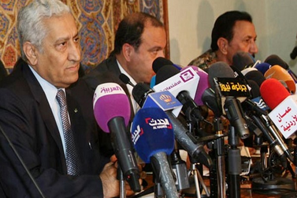 النسور والمجالي ورئيس الاركان خلال المؤتمر الصحفي 
