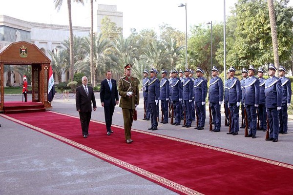 العبادي ورئيس وزراء استراليا يستعرضان حرس الشرف العراقي