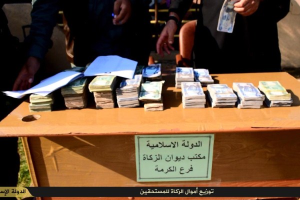داعش يوزع أموال الزكاة في الفلوجة