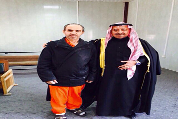 أحمد العلواني مع احد اقربائه عقب الحكم بإعدامه وقد فقد نصف وزنه