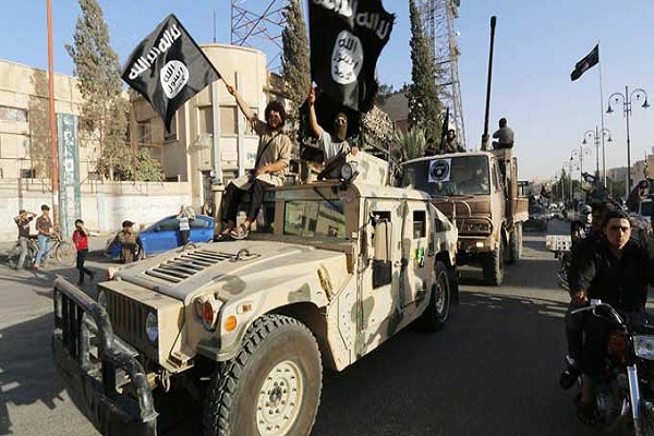 صورة أرشيفية لعرض عسكري لداعش في الرقة