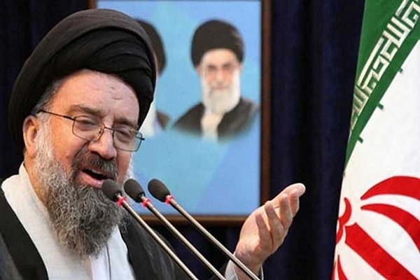 خاتمي خلال إلقاء خطبة الجمعة في طهران 
