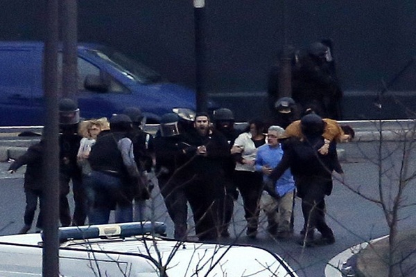 مقتل مسلح وأربع من رهائنه في المتجر اليهودي في باريس