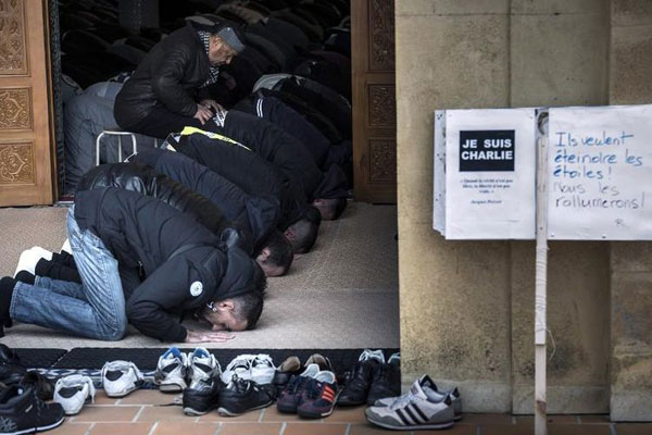 مسلمون في فرنسا يصلون في مسجد غداة الهجوم على شارلي إيبدو