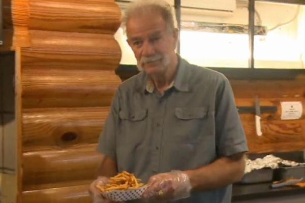  جونز يفتتح متجرًا لبيع البطاطا المقلية