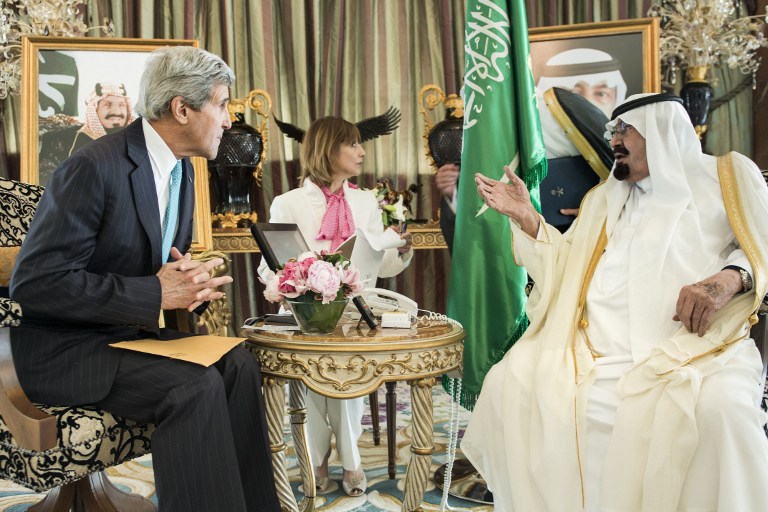 الملك الراحل خلال لقاء سابق في الرياض مع وزير الخارجية الأميركي جون كيري 