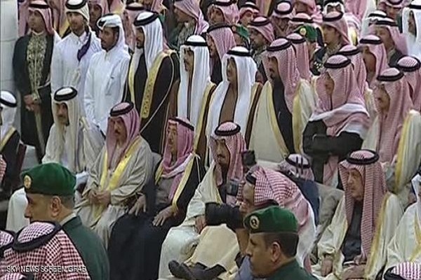 العاهل السعودي سلمان بن عبد العزيز وسط الشخصيات المشاركة في تشييع سلفه
