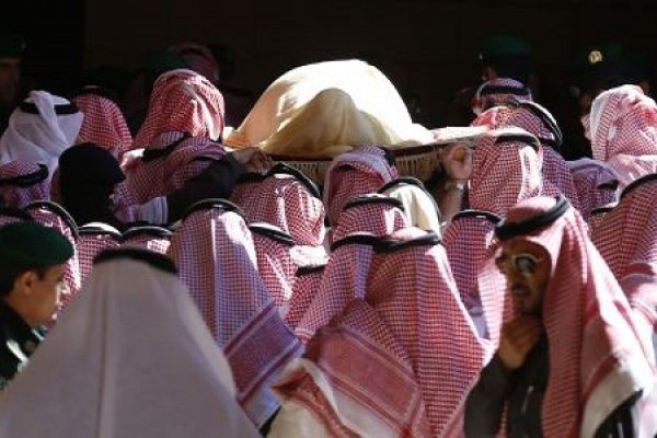 اثناء دخول جثمان الملك السعودي الراحل الى جامع الامام تركي