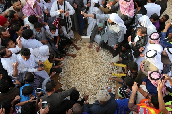تجمع حول مقبرة الملك عبدالله بن عبدالعزيز