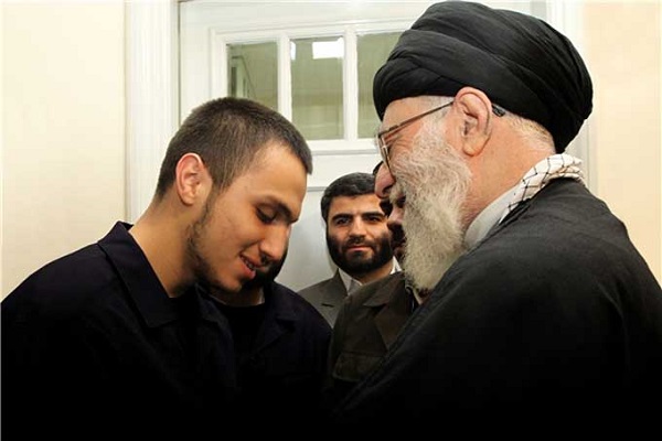 صورة اخرى نشرت في إيران لخامنئي مستقبلا جهاد مغنية 