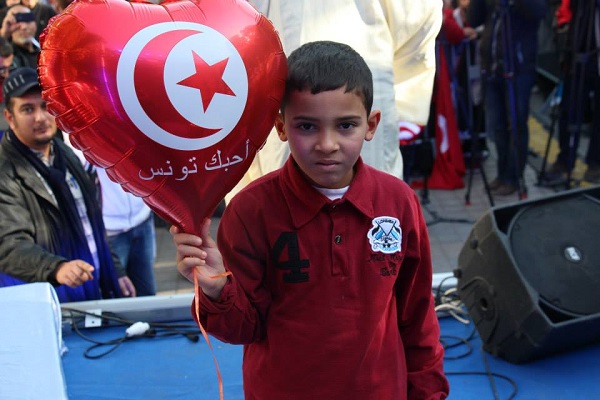 طفل تونسي يشارك في إحياء ذكرى ثورة بلاده