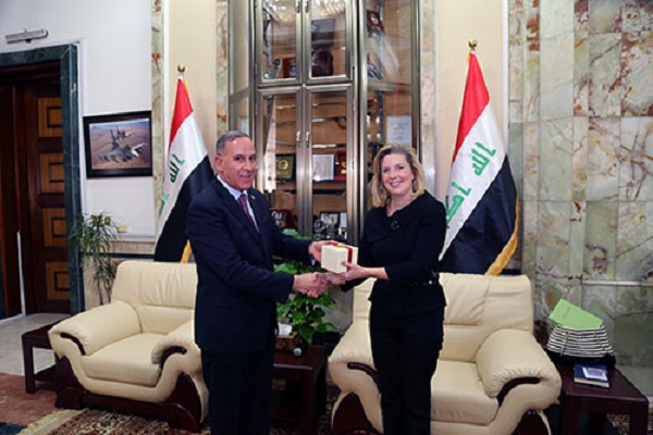 وزير الدفاع العراقي مستقبلا وكيلة وزير الدفاع الأميركي