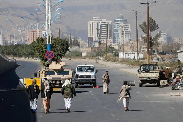 قوات الحوثيين في طريقهم إلى قصر الرئاسة في صنعاء الأربعاء