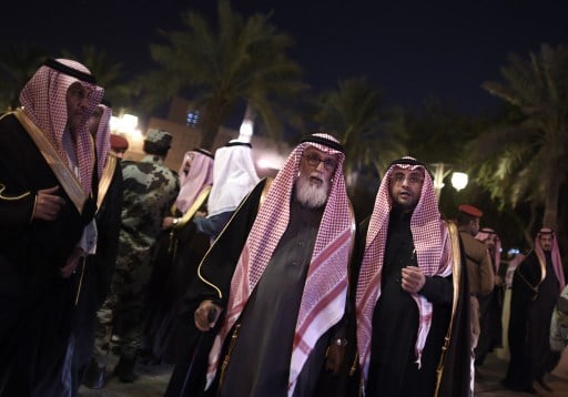 مواطنون سعوديون ينتظرون أدوارهم لتقديم البيعة للملك سلمان بن عبد العزيز