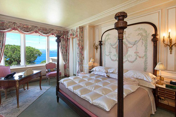 غرفة نوم في القصر الذي كان الثناني ديانا ودودي قضيا فيه أجمل أيامهما 