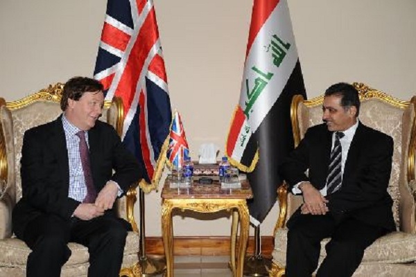 وزير الداخلية العراقي مجتمعا مع السفير البريطاني في بغداد