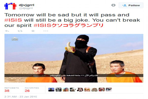 ارهابي داعش وصورة سيلفي مع رهينتيه