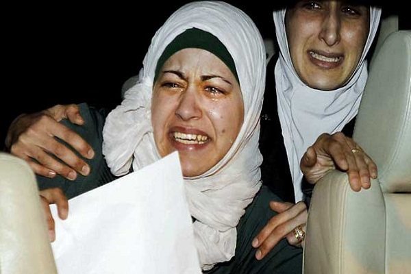أنوار الطراونة زوجة الطيار وشقيقته خلال الاحتجاج