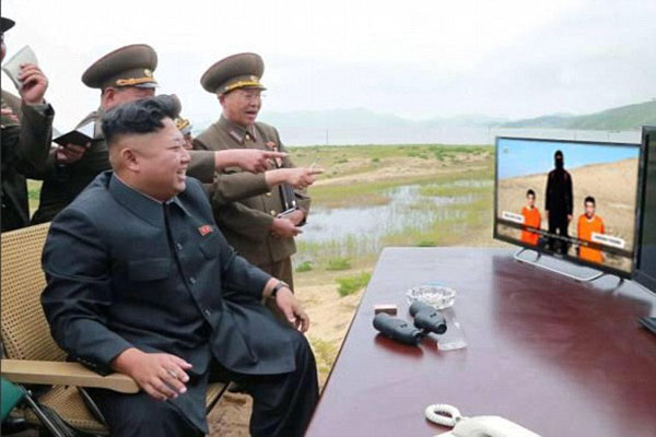 ورئيس كوريا الشمالية يتابع المشهد ضاحكا