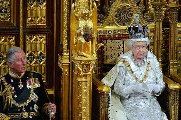 الملكة اليزابيث وولي العهد الأمير تشارلز
