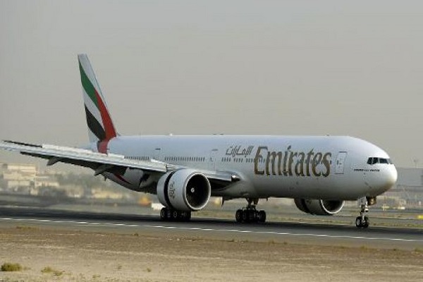 طائرة تقلع من مطار دبي