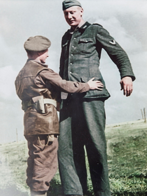 الجندي الألماني مع الجندي البريطاني