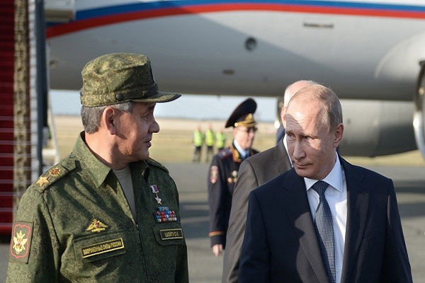 بوتين ووزير الدفاع الروسي سيرغي شويغو 