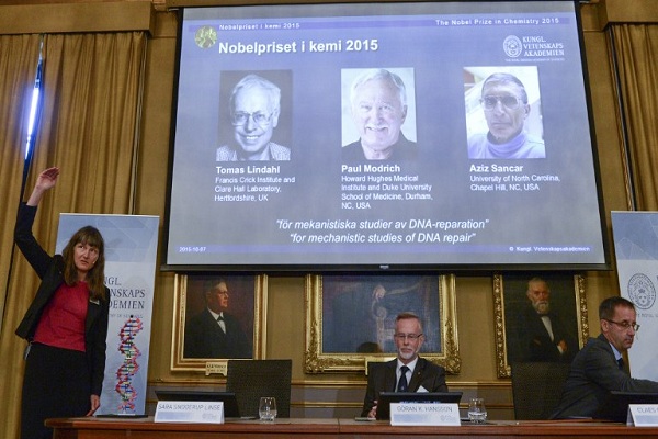 لحظة الإعلان عن الفائزين بجائزة نوبل للكيمياء