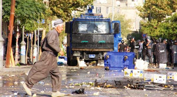 آثار الاشتباكات بين المحتجين ورجال الشرطة في السليمانية