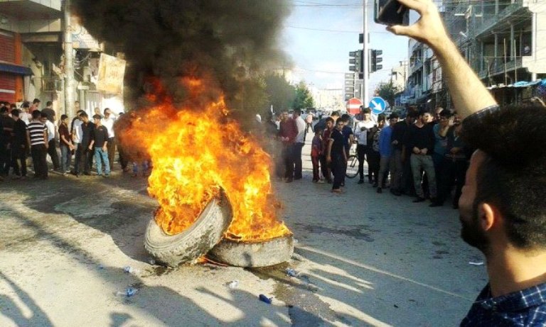 محتجون في السليمانية يحرقون اطارات السيارات