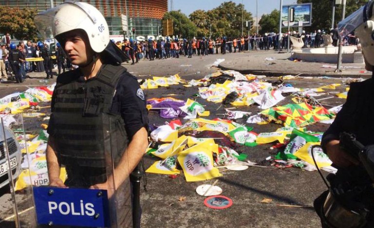 شرطي تركي يقف قبالة جثث الضحايا 