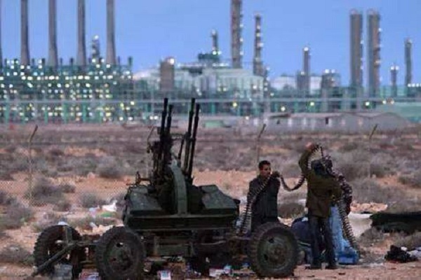 قوات عراقية لدى دخولها مصفى بيجي النفطي