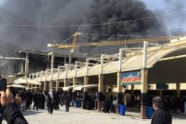 دخان يتصاعد من حريق صحن فاطمة بجانب مرقد الامام علي بالنجف