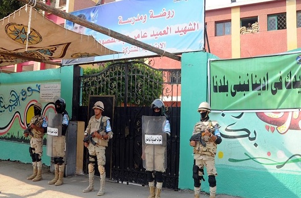 عناصر من الشرطة المصرية يحرسون مقرا انتخابيا 