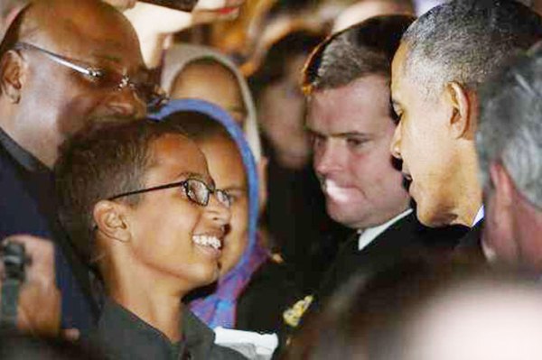 الطالب أحمد خلال لقائه بالرئيس أوباما مساء الاثنين