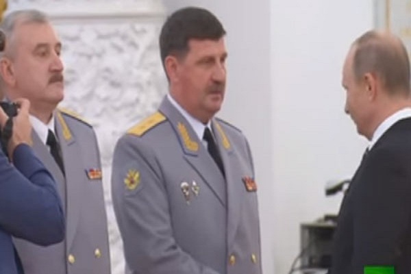 بوتين يصافح أحد الضباط 