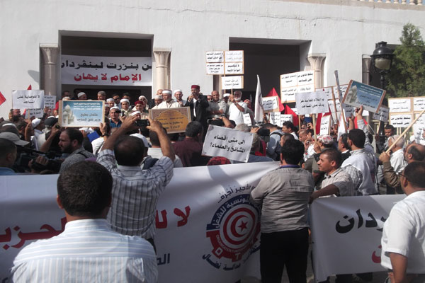 وقفة احتجاجية لأئمة المساجد أمام وزارة الشؤون الدينية